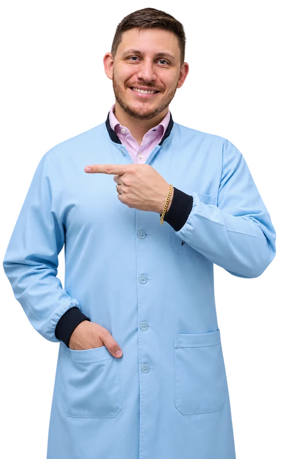 Dr. Thiago Marcel Monteiro apontando para o convite de seguir no Instagram